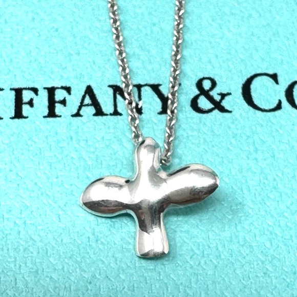 Authentic Tiffany & CO. Vintage Mini  Dove Pendant Necklace. - Picture 1 of 11